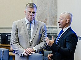 Filip Turek (vlevo) na zasedání vlády, která se mimo jiné zabývá novelou zákona...
