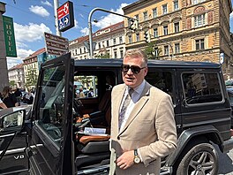 Poslanec Filip Turek u svého vozu, kterým v centru Prahy narazil do...
