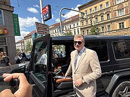 Poslanec Filip Turek u svého vozu, kterým v centru Prahy narazil do...