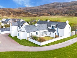 Panství le�í u zálivu Ardmair nedaleko m�ste�ka Ullapool v oblasti Wester Ross.