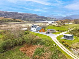 K hlavnímu stavení nále�í tradi�ní kamenná chata a moderní bungalov, který se...