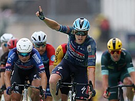 Tim Merlier slaví triumf ve 12. etap� Tour de France.