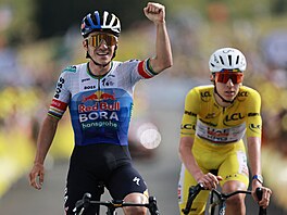 Remco Evenepoel slaví výhru v 15. etap� Tour de France p�ed Tadejem Poga�arem.