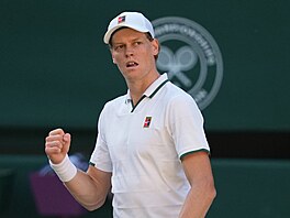 Jannik Sinner se raduje ve finále Wimbledonu.