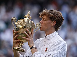 Jannik Sinner slaví triumf ve finále Wimbledonu.