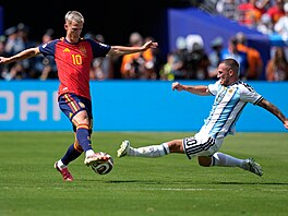 Alexis Mac Allister z Argentiny se sna�í zabránit Danimu Olmovi ze �pan�lska ve...