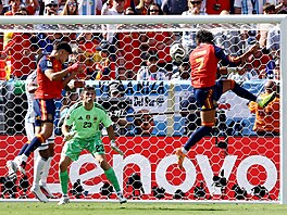 Ferran Torres ze �pan�lska hlavi�kuje ve finále MS proti Argentin�.