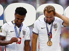Angli�tí úto�níci Ollie Watkins a Harry Kane pózují s bronzovými medailemi po...