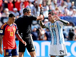 Argentinec Enzo Fernández vidí �ervenou kartu ve finále MS proti �pan�lsku.