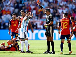 Argentinec Enzo Fernández vidí �ervenou kartu po faulu na Pau Cubarsího ze...