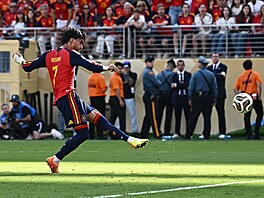 Ferran Torres ze �pan�lska st�ílí gól v prodlou�ení finále MS proti Argentin�.