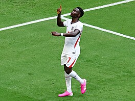 Angli�an Bukayo Saka slaví �tvrtý gól v utkání o bronz proti Francii.