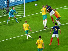 Francouzský úto�ník Kylian Mbappé se trefuje hlavou proti Austrálii.