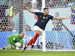 Francouzský úto�ník Kylian Mbappé slaví gól proti Dánsku.