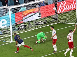 Francouzský úto�ník Kylian Mbappé slaví první gól proti Dánsku.