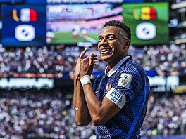Francouzský úto�ník Kylian Mbappé slaví sv�j první gól na sv�tovém �ampionátu...
