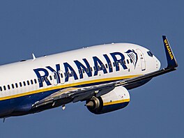 Boeing 737-800 irské spole�nosti Ryanair, která se zam��uje na nízkonákladové...