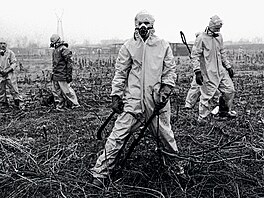 Bílý mrak se z továrny na herbicidy vyvalil kolem poledne 10. �ervence 1976....