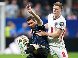 Lionel Messi v akci b�hem semifinále MS. Brání jej Elliot Anderson z Anglie.