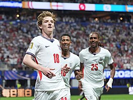 Anthony Gordon slaví gól do sít� Argentiny.