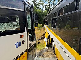 Srá�ka dvou autobus� s cestujícími u Oleksovic na Znojemsku uzav�ela silnici...