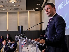 Ministr zahrani�í Petr Macinka se po boku svého izraelského prot�j�ka Gideona...