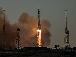Z opraveného kosmodromu Bajkonur v Kazachstánu úsp�n� odstartovala k...