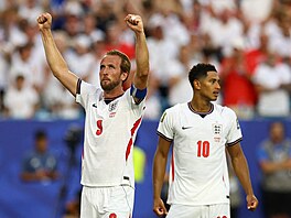 Harry Kane se raduje z postupu do semifinále mistrovství sv�ta, za ním stojí...
