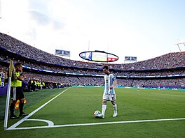 Lionel Messi si bere mí� k rohovému praporku.