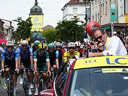 Peloton na startu 15. etapy Tour de France, i s �editelem závodu Christianem...