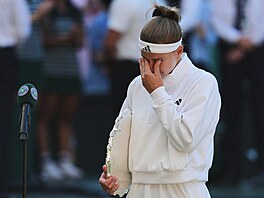 Zklamaná Karolína Muchová po porá�ce ve finále Wimbledonu.