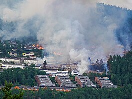 Po�ár u Drammenu na jihu Norska zni�il p�es 100 dom�. (17. �ervence 2026)