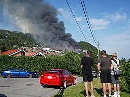 Po�ár u Drammenu na jihu Norska zni�il p�es 100 dom�. (17. �ervence 2026)
