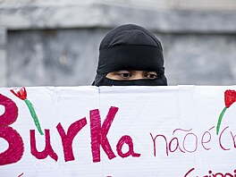 Portugal�tí poslanci schválili zákaz zahalování obli�eje na ve�ejnosti. (17....