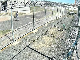 V kyn�perské v�znici sundavali dozorci odsouzeného z plotu
