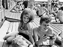 Na plovárn� na �ofín� v Praze b�hem letní ned�le v roce 1963.