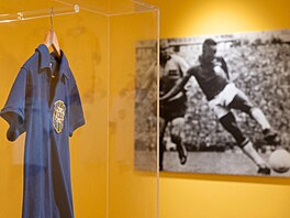 Pelého dres z finále MS 1958 v auk�ní síni Sotheby.