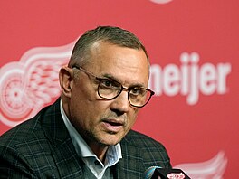Generální mana�er hokejist� Detroitu Steve Yzerman.