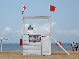 Rusové relaxují na plá�ích u Azovského mo�e. Snímek pochází z vesnice Ku�ugury....