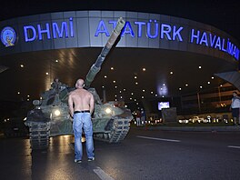 Neznámý mu� b�hem povstání turecké armády bránil tanku v postupu vlastním...