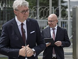 Karel Havlí�ek a Daniel Bene� p�ed Jadernou elektrárnou Temelín. (14. �ervence...
