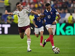 Fabian Ruiz a Kylian Mbappé b�hem semifinálového utkání na MS ve fotbale 2026.