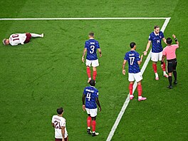 �pan�lský fotbalista Dani Olmo le�í na h�i�ti b�hem semifinálového utkání proti...