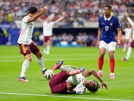 �pan�lský fotbalista Lamine Yamal padá po faulu od francouzského protihrá�e na...