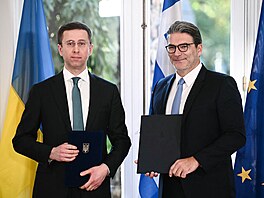 �éf spole�nosti Naftohaz Serhij Koreckyj (vlevo) a �editel spole�nosti Public...