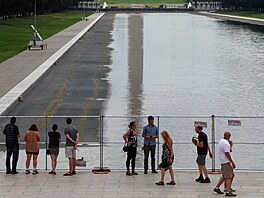 Trump nechává zrcadlové jezírko u Lincolnova památníku ve Washingtonu op�t...