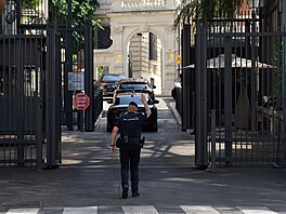 Italská policie hlídkuje p�ed velvyslanectvím Spojených stát� v �ím�, kde se v...