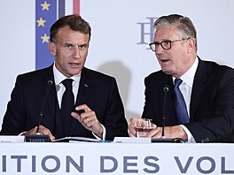 Francouzský prezident Emmanuel Macron a britský premiér Keir Starmer na summitu...