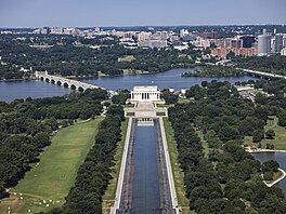 Trump nechává zrcadlové jezírko u Lincolnova památníku ve Washingtonu op�t...