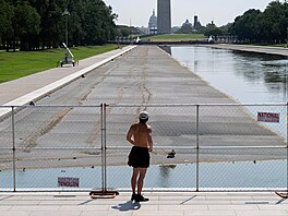 Za oplocením kolem zrcadlového jezírka ve Washingtonu se zastavují b�ci. (13....